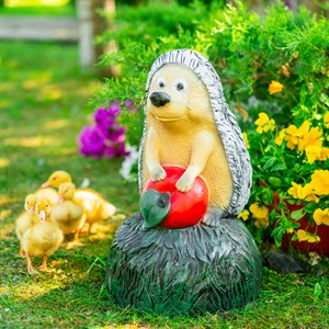 Крышка декоративная для маскировки садовых коммуникаций Ёж с яблоком U09174