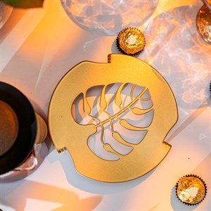 Подставка под горячее Монстера металл золотая 16см 300-132G - фото 126768